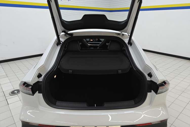 Used Changan UNI-V iDD 2024 Blue Whale Smart Electric iDD 136km ZhiKu Model
