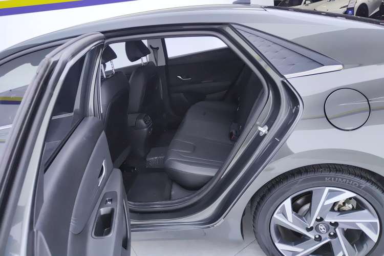 Used Hyundai Elantra 2023 1.5L CVT LUX Prestige Edition
