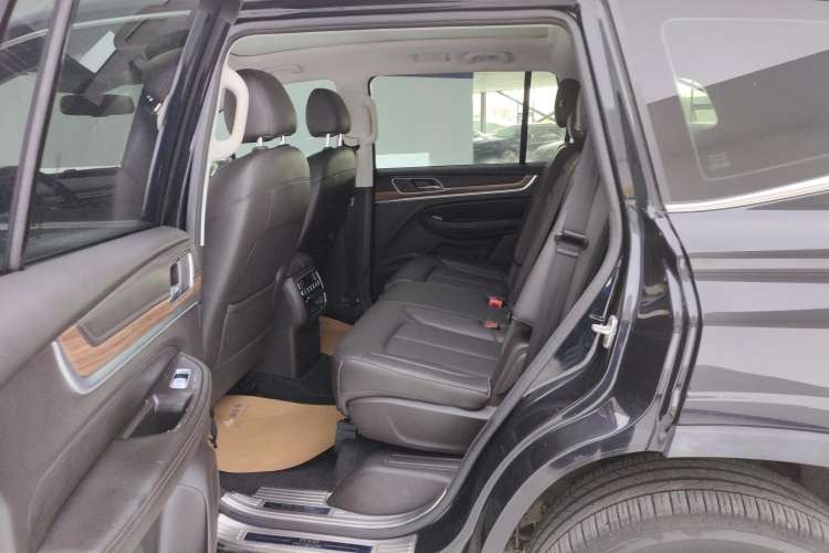 Used Roewe RX8 2018 30T Smart Connectivity Two-Wheel Drive Flagship Edition
