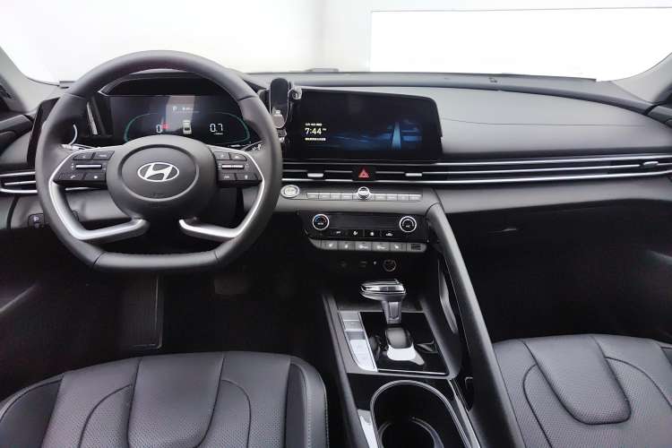 Used Hyundai Elantra 2023 1.5L CVT LUX Prestige Edition
