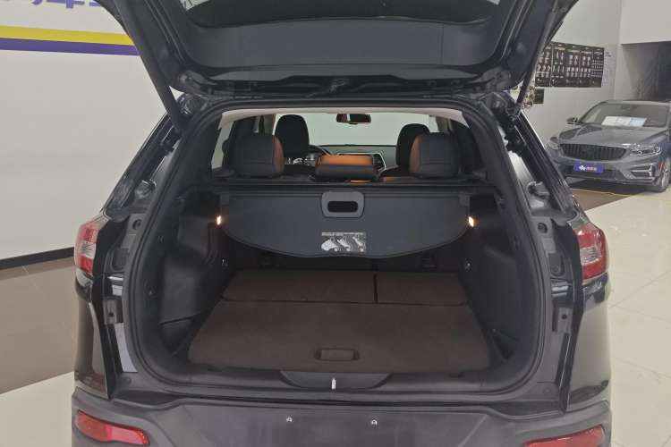 Used  Cherokee 2020 2.0L Two-Wheel Drive Classic Sports Edition
