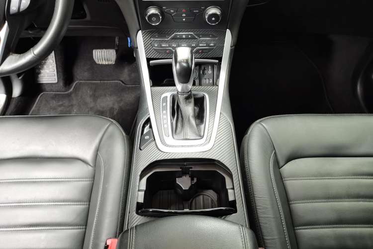 Used Ford Edge 2015 2.0T GTDi Two-Wheel-Drive High-Line Version
