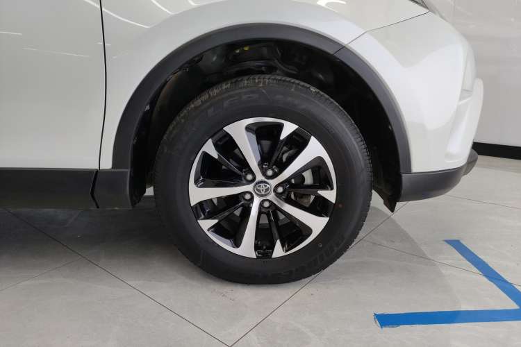 Used Toyota RAV4 2019 2.0L CVT Two-Wheel Drive Luxury Version China VI Standard