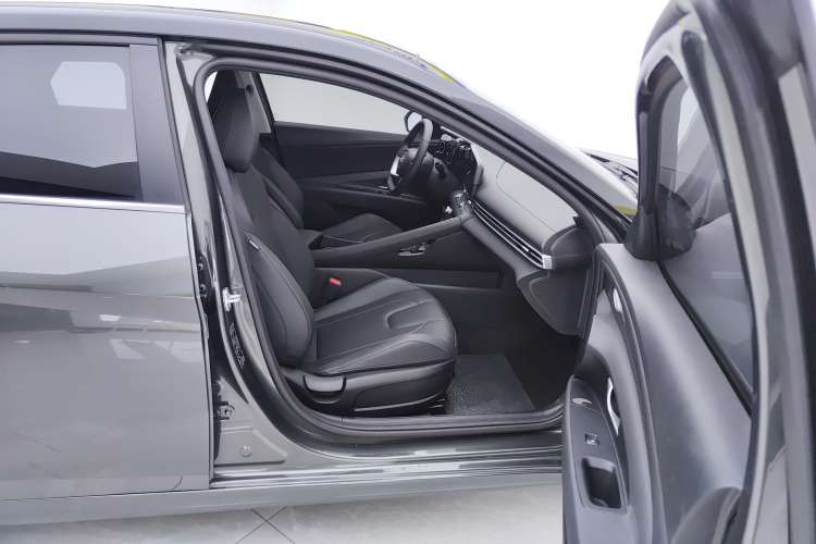 Used Hyundai Elantra 2023 1.5L CVT LUX Prestige Edition
