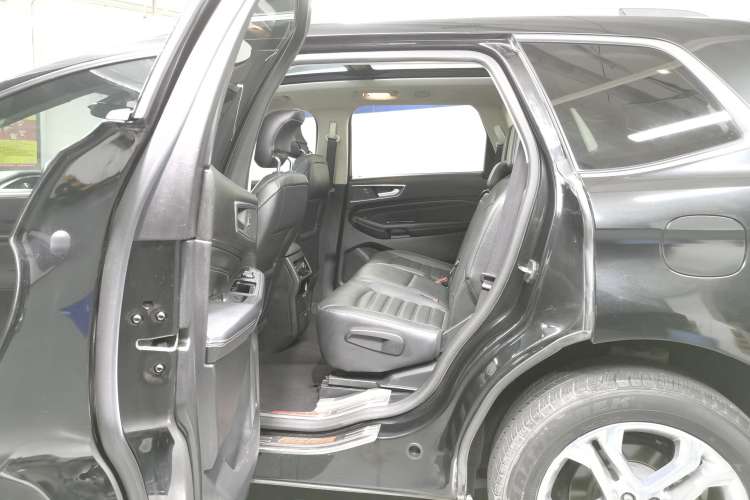 Used Ford Edge 2015 2.0T GTDi Two-Wheel-Drive High-Line Version
