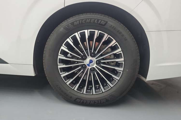 Used Denza D9 2022 DM-i 1040 Prestige Model
