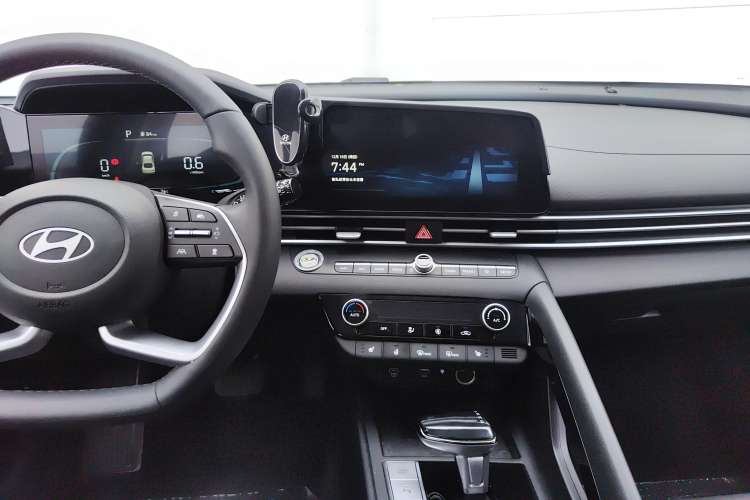 Used Hyundai Elantra 2023 1.5L CVT LUX Prestige Edition
