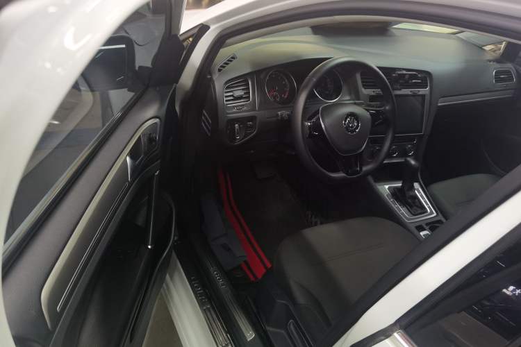 Used Volkswagen Golf 2016 230TSI Automatic Comfort Version
