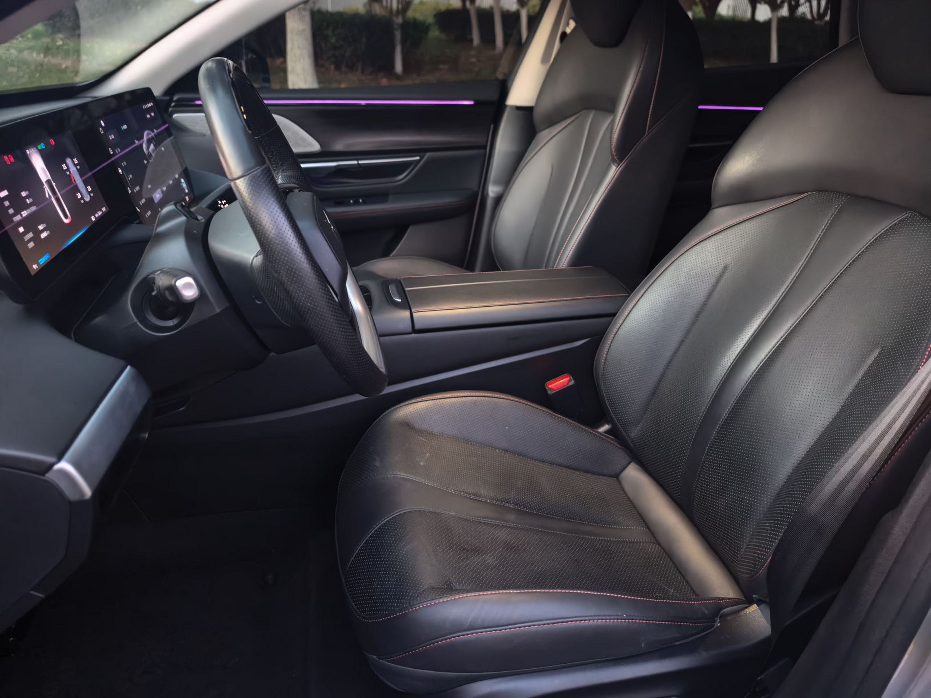 المقاعد الأمامية داخل السيارة