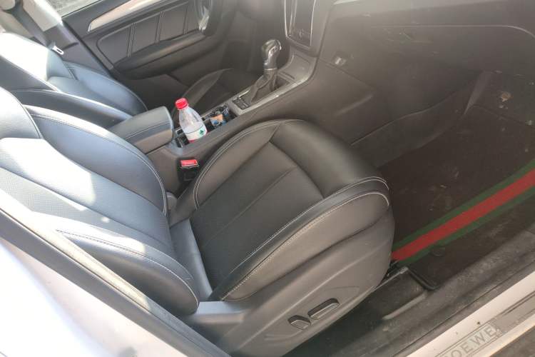 Used Roewe RX5 2018 20T Two-Wheel Drive Automatic Internet Smart Edition
