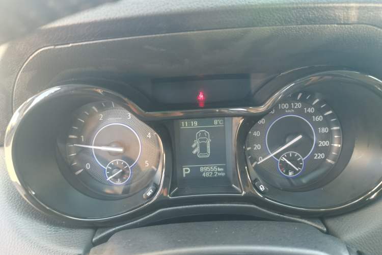 Used JMC Yusheng S350 2017 2.0T Automatic 2WD Diesel Luxury Version with Sunroof 5 Seats
