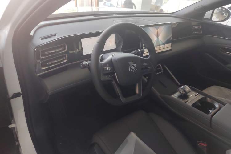 Used BYD Qin L 2025 DM-i Smart Drive 80KM Leading Model
