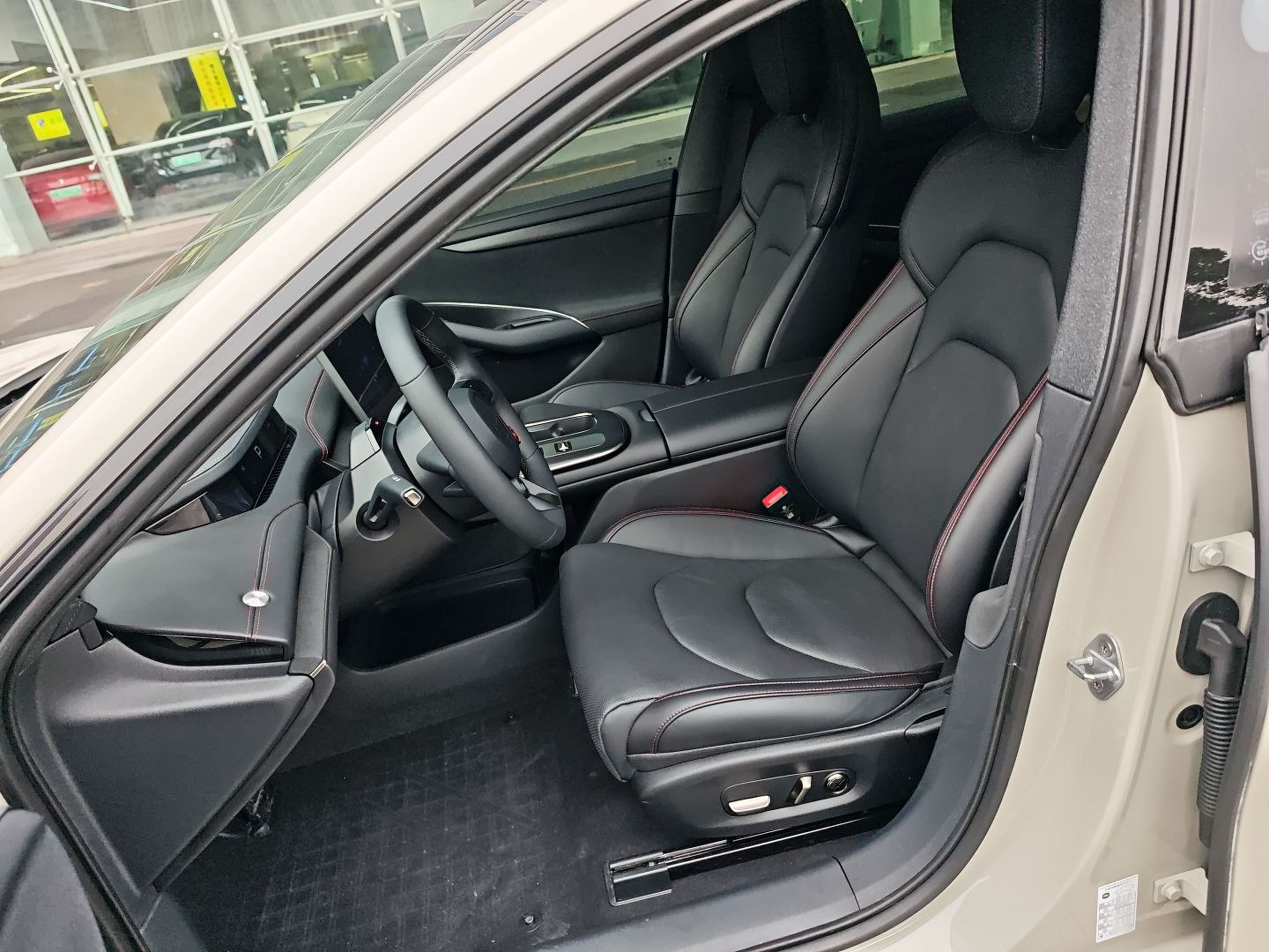 المقاعد الأمامية داخل السيارة