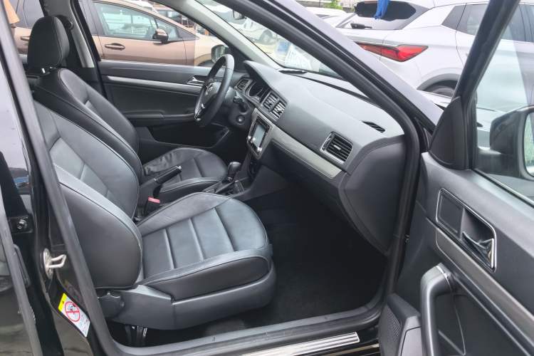 Used Volkswagen Lavida 2015 1.6L Automatic Comfort Edition
