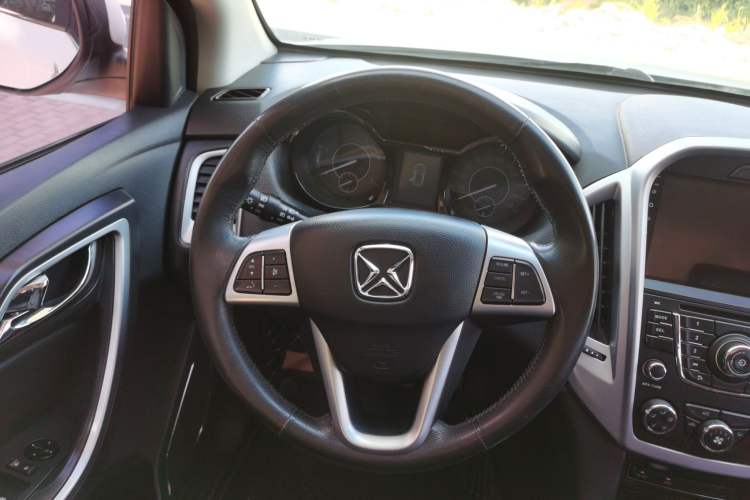 Used JMC Yusheng S350 2013 2.4T Automatic 2WD Diesel Luxury Edition 5 Seats
