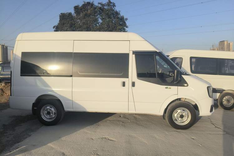 Used JMC Fushun 2025 2.0T 8AT Diesel Mid-Roof Mid-Height Commercial Multi-Purpose 7-Seater Passenger Vehicle

