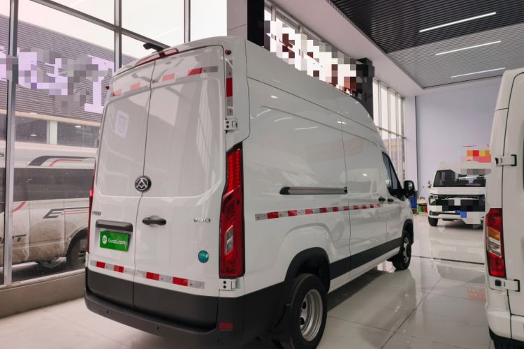 Used SAIC MAXUS Xintu V90 2024 Zhiyun 2.0T Manual Rear-Drive Extended-Wheelbase Ultra-High-Roof Model with Dual Rear Tires and 3 Seats
