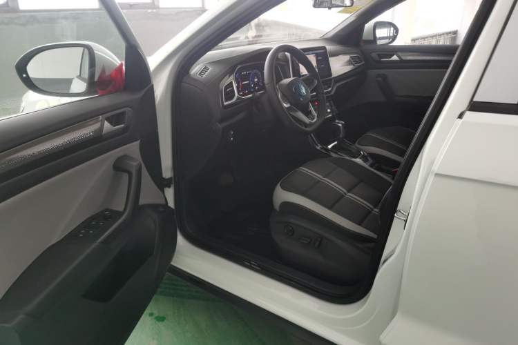 Used Volkswagen T-ROC 2026 Model 300TSI DSG Two-Wheel Drive Chenguang Edition