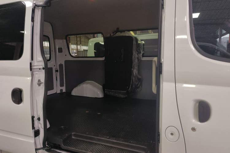 Used SAIC MAXUS Xintu V80 2024 Aotuntong Value Edition 6MT Short Wheelbase Mid-Height Roof 127 Ps 5/6 Seats
