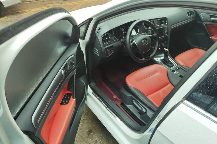 Used Volkswagen Golf 2017 1.6L Automatic Comfort Million-Vehicle Anniversary Edition
