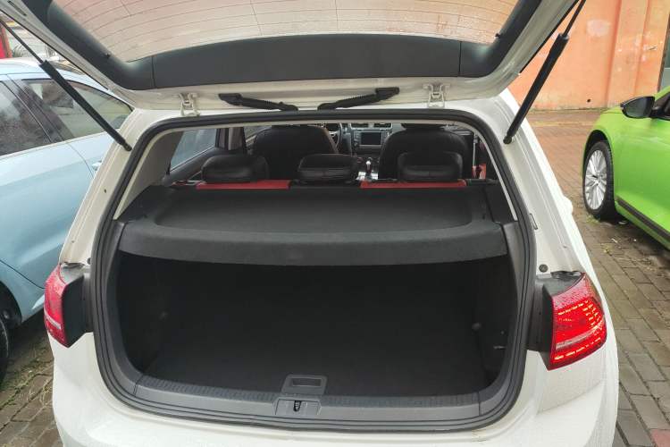 Used Volkswagen Golf 2017 1.6L Automatic Comfort Million-Vehicle Anniversary Edition
