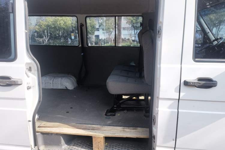 Used Iveco Daily 2020 2.5T A35 Passenger Van with Dual Tires Mid-Roof Design 5-9 Seater China V Emission Standard