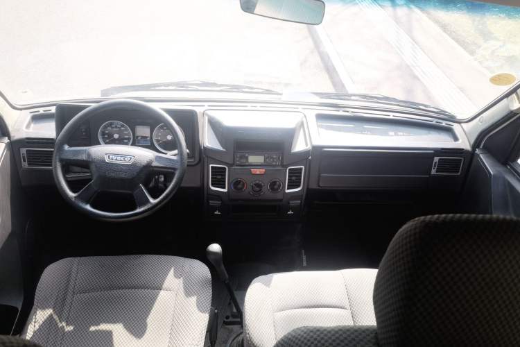 Used Iveco Daily 2020 2.5T A35 Passenger Van with Dual Tires Mid-Roof Design 5-9 Seater China V Emission Standard