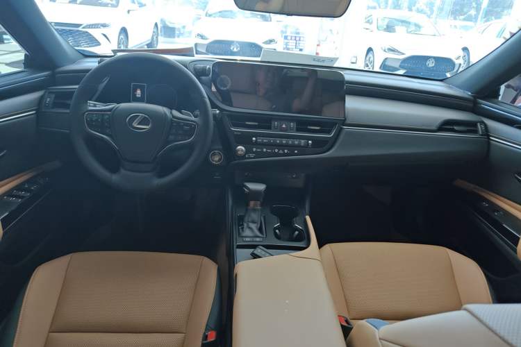 Used Lexus ES 2023 200 Excellence Edition
