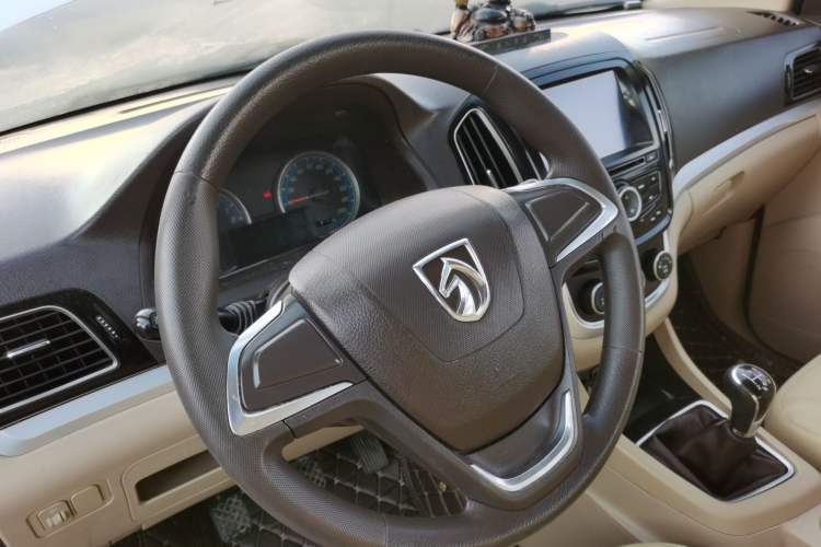 Used Baojun 730 2014 1.5L manual standard trim 7 seats
