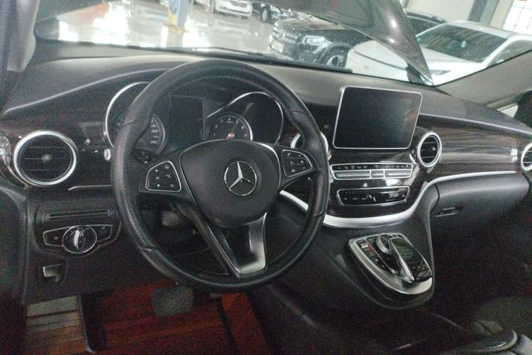 Used Mercedes-Benz V-Class 2018 V 260 Avantgarde Edition China VI
