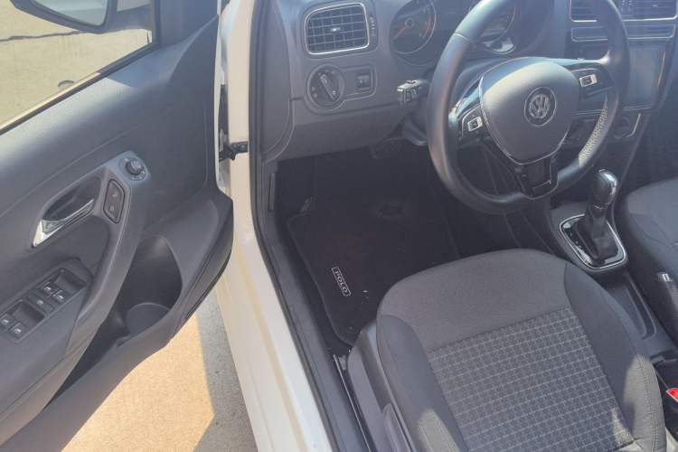 Used Volkswagen Polo 2016 1.6L Automatic Comfort Model
