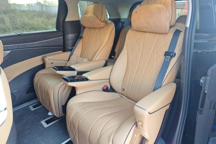 Used Denza D9 2024 DM-i 1050 Luxury Model
