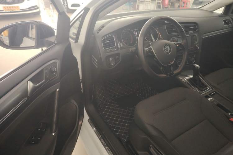 Used Volkswagen Golf 2017 1.6L Automatic Comfort Million-Vehicle Anniversary Edition