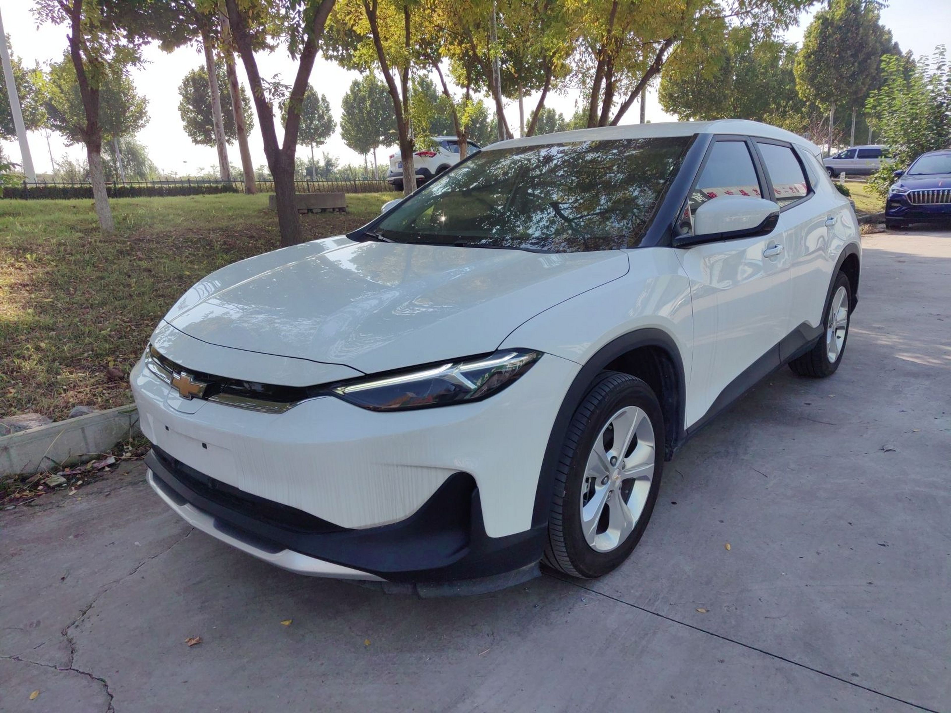 Под передней частью автомобиля