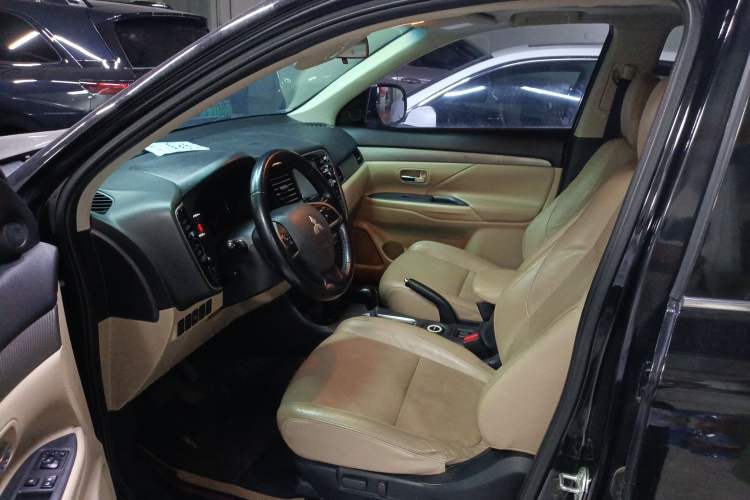 Used Mitsubishi Outlander 2013 2.4L 4x4 Luxury Navigation Edition 5 Seats
