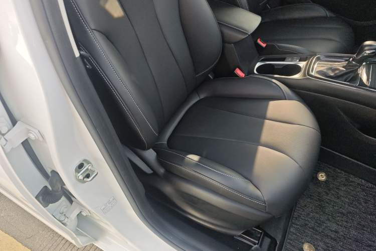 Used Roewe i5 2020 1.5L Automatic 4G Connect Luxury Flagship Edition
