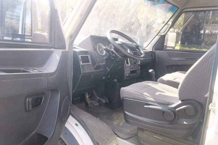 Used Iveco Daily 2020 2.5T A35 Passenger Van with Dual Tires Mid-Roof Design 5-9 Seater China V Emission Standard