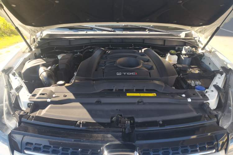 Used JMC Yusheng S350 2017 2.0T Automatic 2WD Diesel Luxury Version with Sunroof 5 Seats
