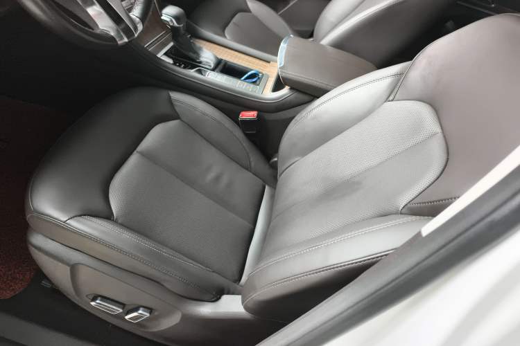 Used Roewe RX8 2019 30T Smart Connectivity Two-Wheel Drive Supreme Flagship Edition
