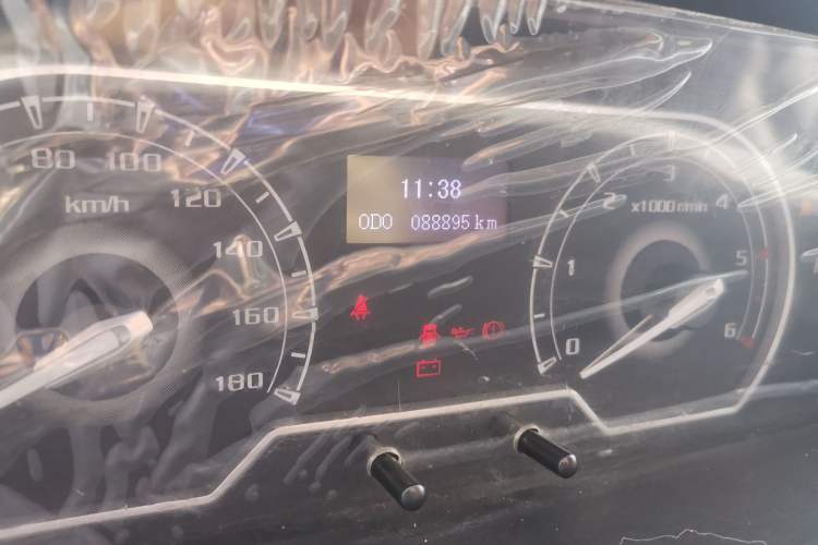 Used SAIC MAXUS Xintu V80 2023 2.0T Manual Classic Aoyuntong Short Wheelbase Mid-Roof 5/6-Seater
