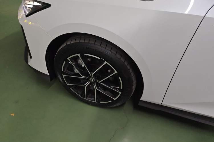 Used Changan UNI-V iDD 2024 Blue Whale Smart Electric iDD 136km ZhiKu Model
