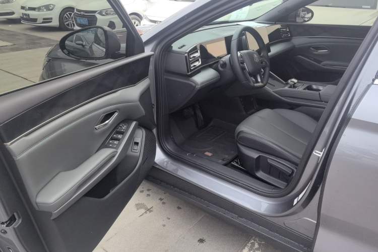 Used BYD Qin L 2025 DM-i Smart Drive 80KM Leading Model
