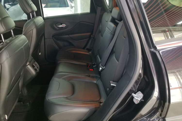 Used  Cherokee 2016 2.4L Leading Edition