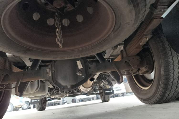 Used Iveco Daily 2021 2.5T V35 2-3 Seater Short Wheelbase Mid-Roof Dual Tire Side-Sliding Doors
