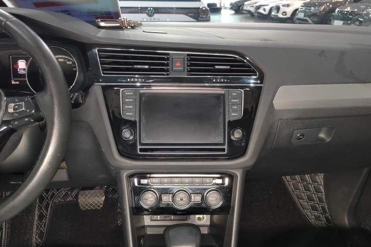 Used Volkswagen Tiguan L 2017 330TSI Automatic Two-Wheel Drive Luxury Edition
