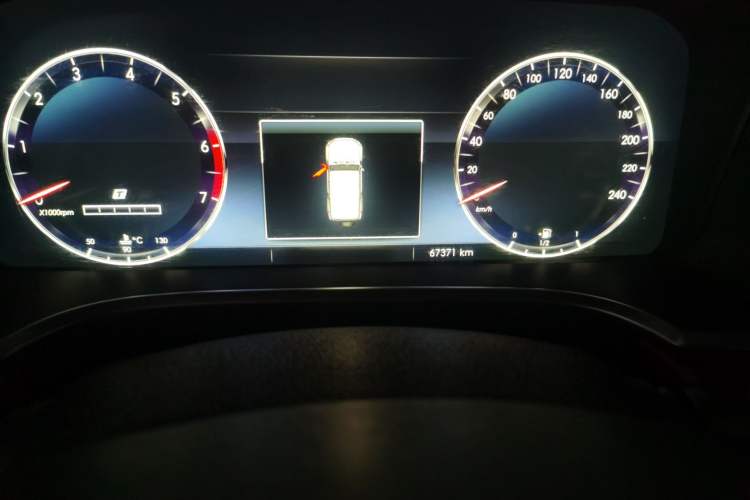 Used Beijing Auto BJ40 2019 2.0T Automatic Four-Wheel Drive Urban Hunter Edition Premium Model China V Emission Standard
