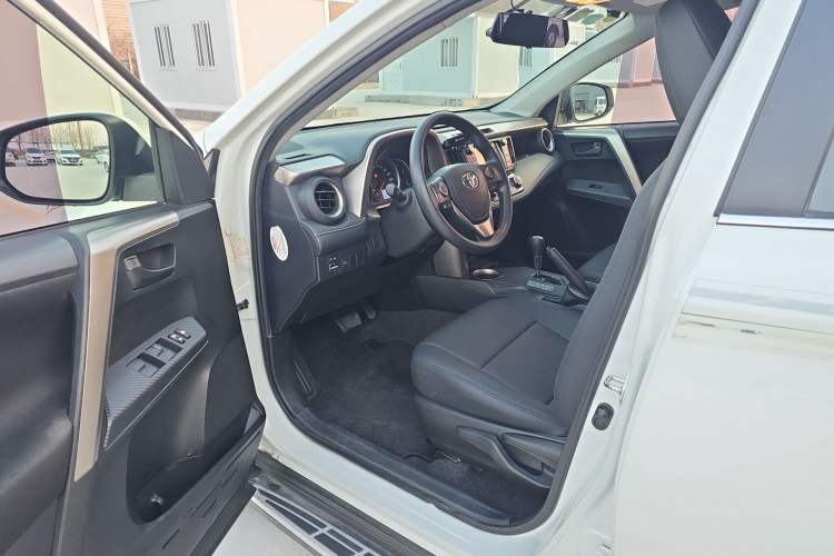 Used Toyota RAV4 2015 2.0L CVT Two-Wheel Drive Fashion Edition