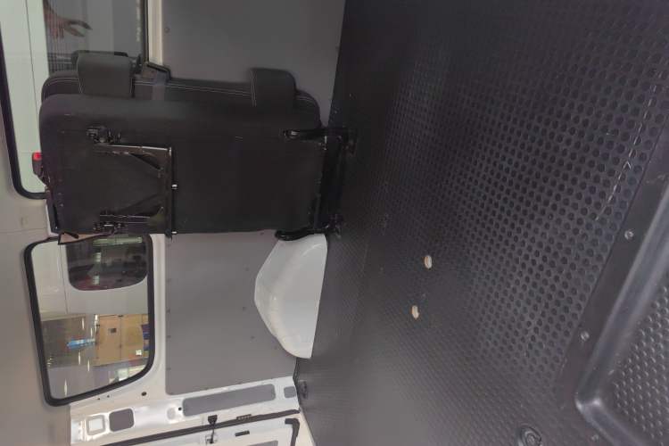 Used SAIC MAXUS Xintu V80 2023 2.0T AMT Classic Aoyuntong Short Wheelbase Mid-Roof 5/6-Seater
