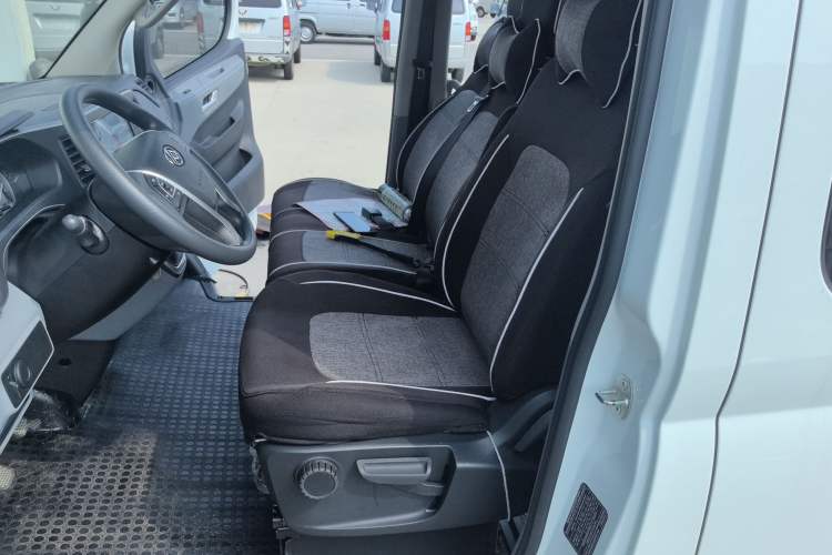 Used SAIC MAXUS Xintu V80 2024 Aotuntong Value Edition 6MT Short Wheelbase Ultra-Low Roof 127 Ps 5/6 Seats
