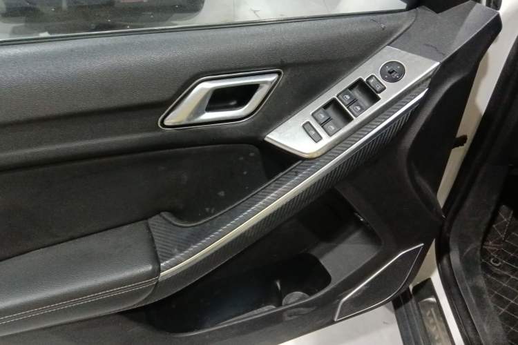 Used JMC Yusheng S330 2016 1.5L GTDi Automatic Two-Wheel Drive Flagship Edition
